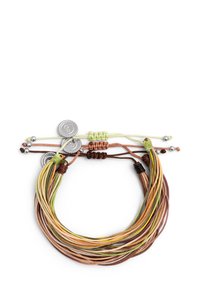 Pulsera trenzada de cordón multicolor hecha de tejido texturizado, con acentos metálicos en forma de círculo y nudos deslizantes ajustables.