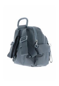 Sac à dos en tissu gris avec une surface texturée, des bretelles réglables, une poignée supérieure, une fermeture à glissière et des boucles extérieures pour les accessoires.