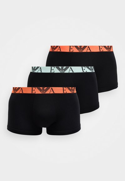 Tre paia di boxer neri con cinturini in contrasto. Uno ha una fascia arancione, uno turchese e uno azzurro, ciascuno con testo del logo.