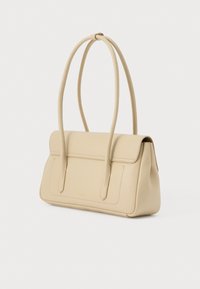 Beige rechthoekige leren handtas met dubbele schouderriemen, flapsluiting en subtiele stikdetails op een witte achtergrond.