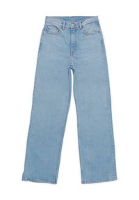Jean bleu clair taille haute, jambes droites, avec poches avant, passants de ceinture et fermeture par bouton sur fond blanc.