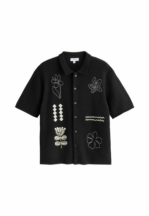 Schwarzes Kurzarm-Hemd zum Knöpfen mit strukturiertem Strickmuster und weißer abstrakter Blumen- und geometrischer Stickerei auf der Vorderseite.
