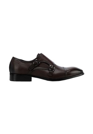 Zapato de vestir de cuero marrón con puntera afilada, dos hebillas metálicas, parte superior texturizada y suela negra elegante.