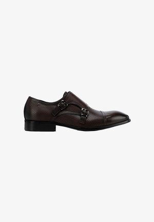 Zapato de vestir de cuero marrón con puntera afilada, dos hebillas metálicas, parte superior texturizada y suela negra elegante.