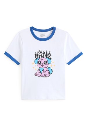 Hvid bomulds-T-shirt med blå randsømme, der har en tegneseriehund i pink og blå samt gnistre og flammer omkring.