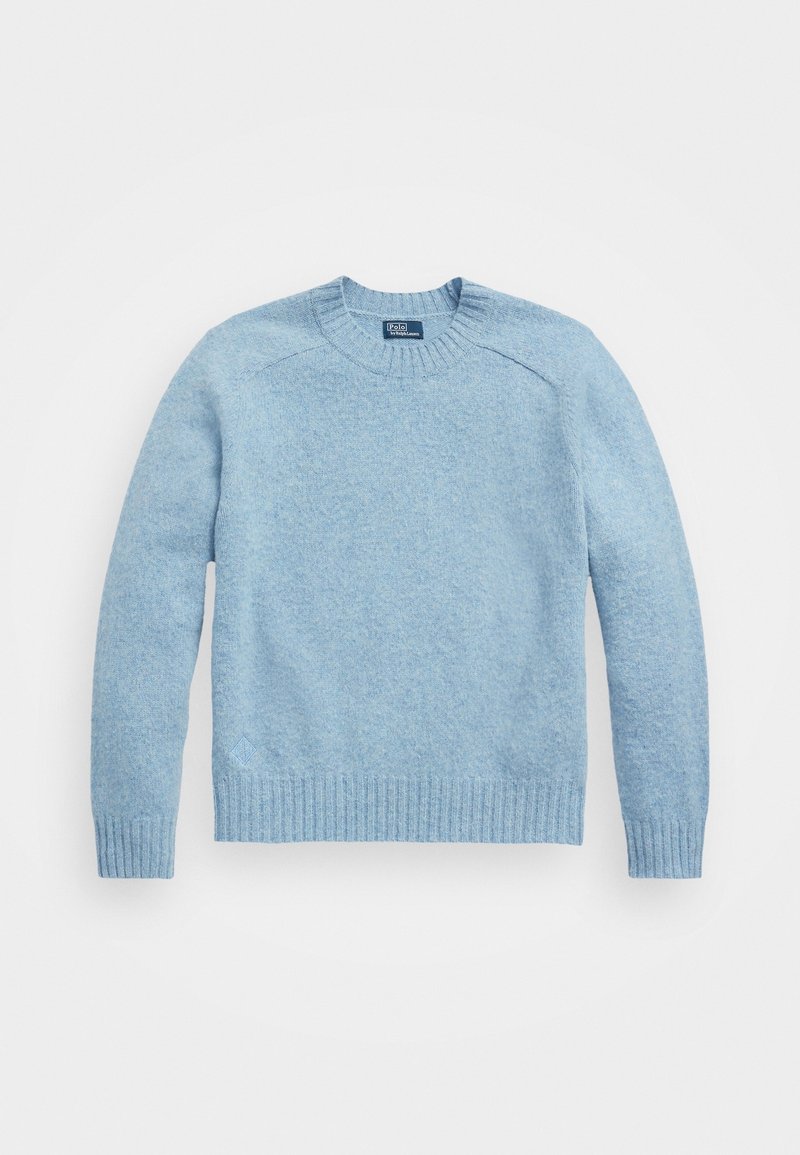 Pull bleu clair à col rond avec manches longues, poignets et ourlet côtelés, et une petite étiquette de marque à l'intérieur du col.