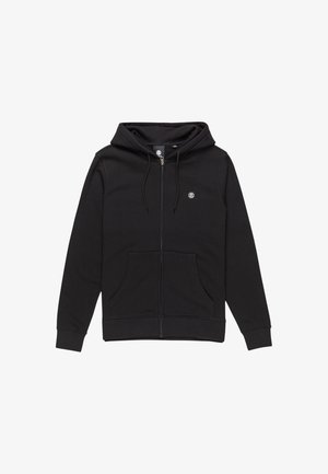 Sudadera negra con cremallera hecha de una tela suave. Cuenta con un bolsillo canguro, cordones en la capucha y un pequeño emblema en el pecho.
