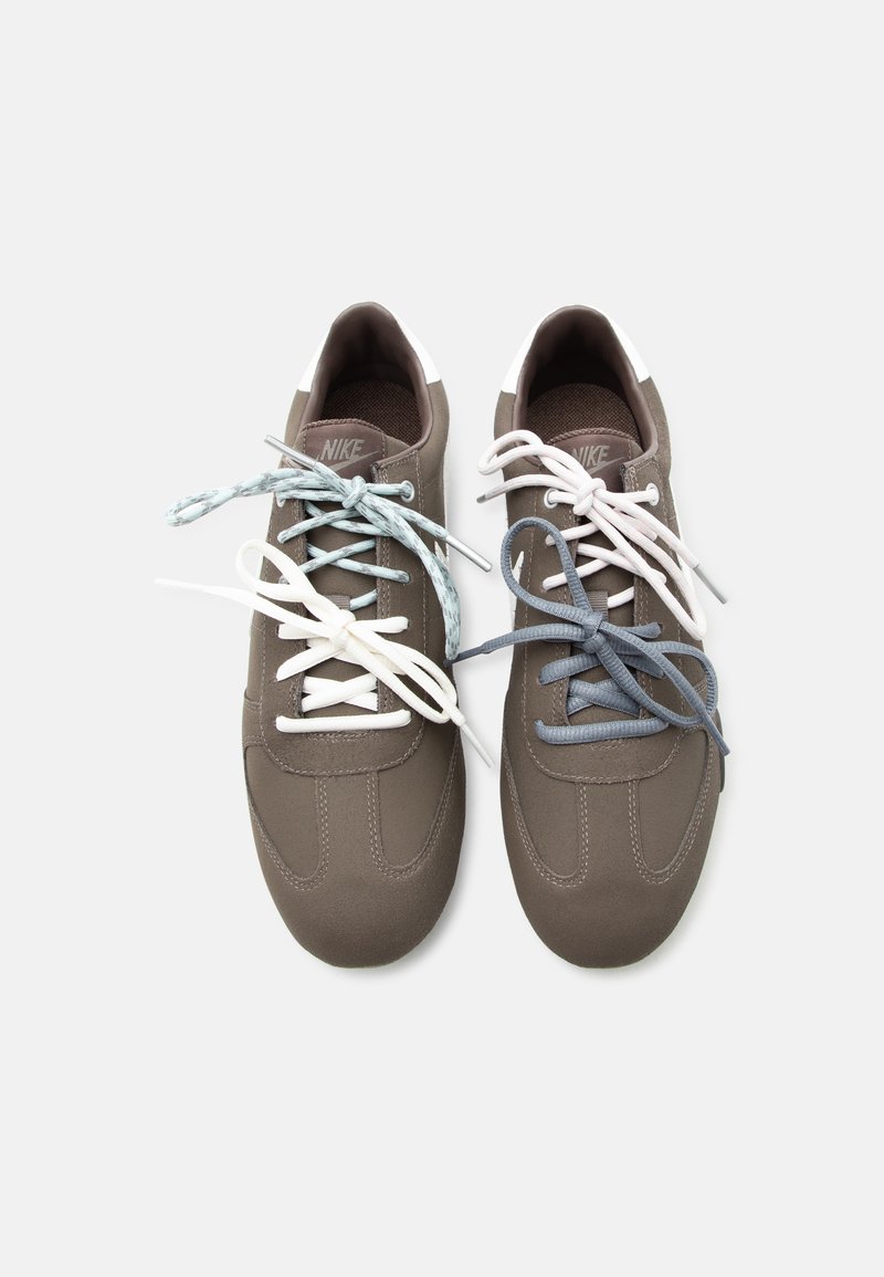 Nike Sportswear SPRINT SISTER 2026 - Tenisky - ridgerock/sail/ocean cube/dark cinder/smoke grey/barely rose