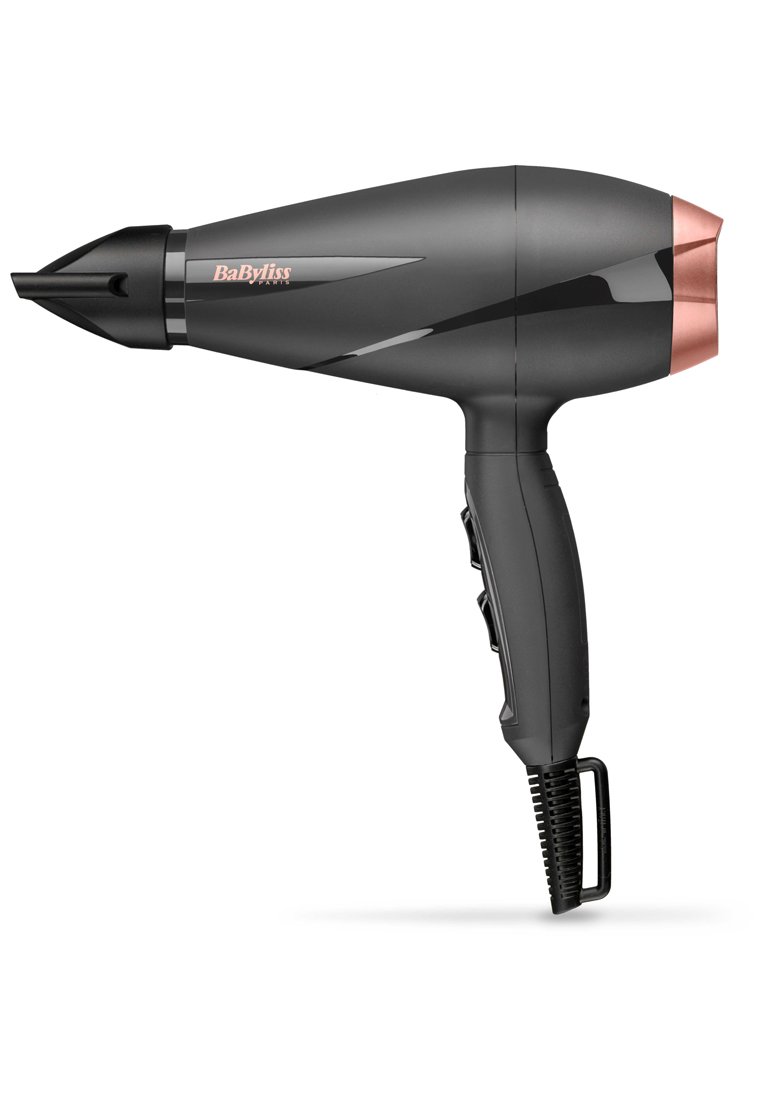 Sèche-cheveux avec un corps noir mat, des accents en or rose, un design élégant, une buse conique et une prise texturée. Plusieurs boutons sur le manche.