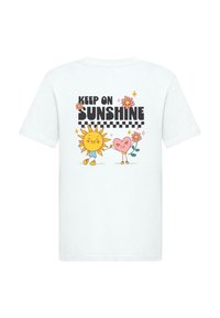 Hvid bomulds t-shirt med et grafisk design af en smilende sol og hjerte med blomster, samt teksten "KEEP ON SUNSHINE" i fede sorte bogstaver.
