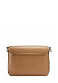 Czarna skórzana prostokątna torba na ramię z okuciem w kolorze srebrnym i zapięciem na klapkę, na białym tle.