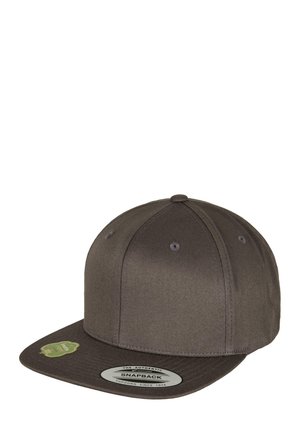 Brun snapback-kasket lavet af solidt stof med skyggeflade, der har diskret syning og ventilationshuller. Inkluderer et mærkesticker på skyggen.