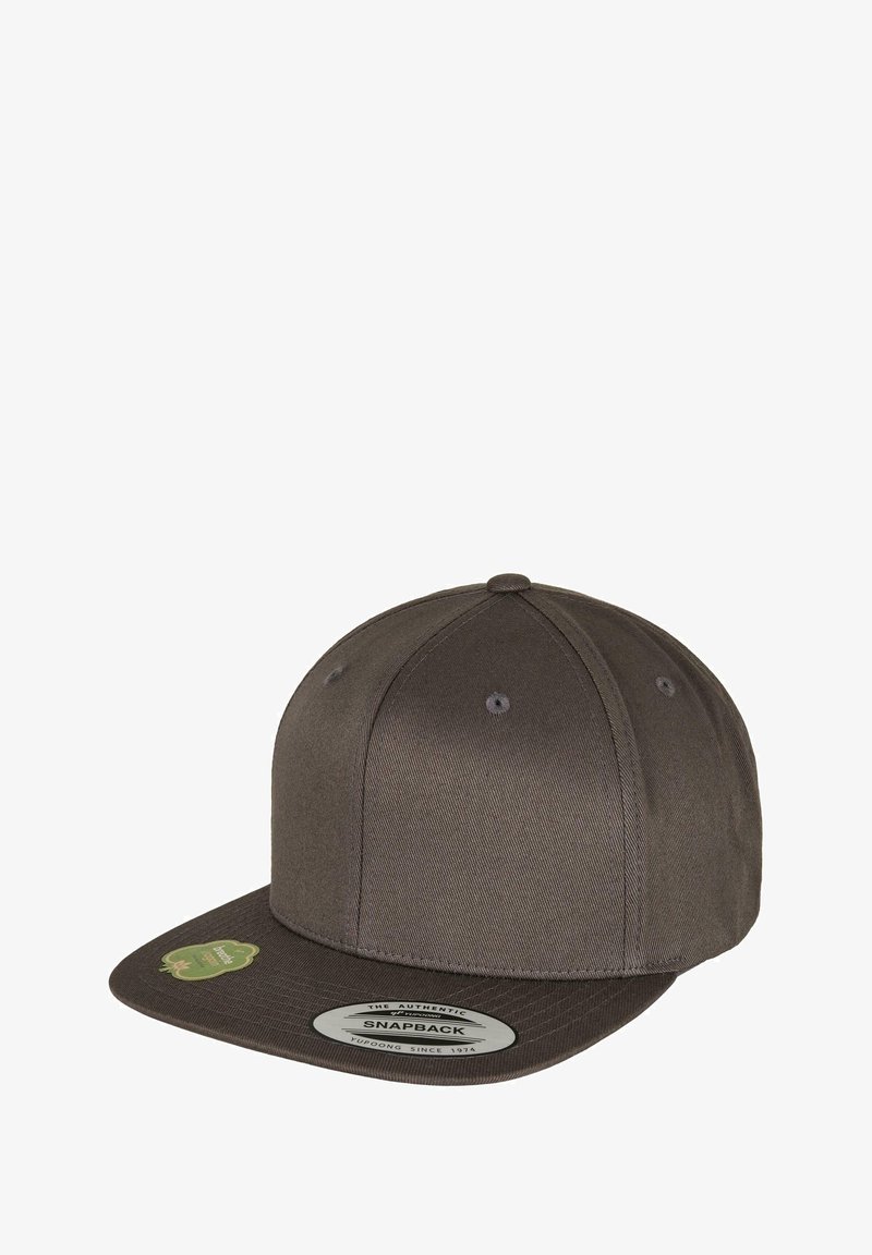 Braune Snapback-Basecap aus festem Stoff mit flachem Schirm, versehen mit dezenten Nähten und Belüftungsöffnungen. Enthält einen Markenaufkleber auf dem Visier.