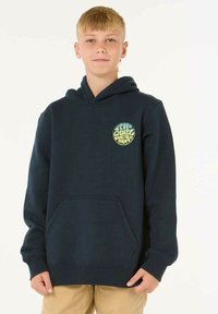 Sudadera azul marino hecha de algodón suave, con un bolsillo delantero y un logo redondo en amarillo y verde en el lado izquierdo del pecho.
