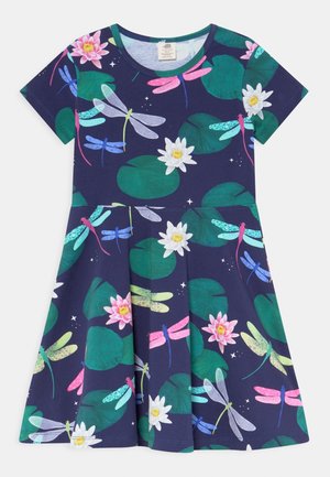 Marineblaues Baumwollkleid mit kurzen Ärmeln, mit einem Blumen- und Libellenmuster in lebendigen Farben, ausgestelltem Rock und rundem Ausschnitt.
