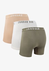 Tre par med Jordan boksershorts i tan, hvit og olivengrønn. Mykt stoff med elastiske midjebånd som har 'JORDAN'-logo.
