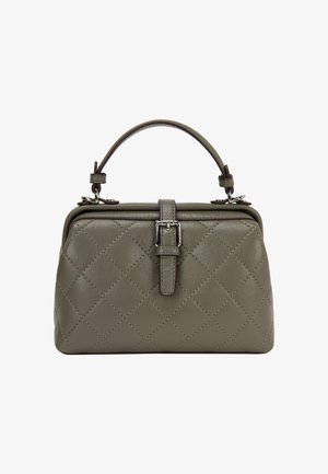 Bolso de mano de cuero verde oliva con patrón acolchado, asa superior redondeada y detalle de hebilla en tono plateado. Textura suave con costuras bien hechas.