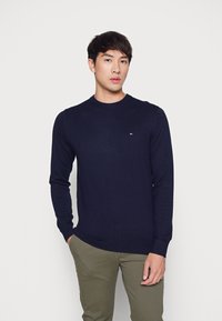 Tommy Hilfiger - PIMA ORG CREW NECK - Stickad tröja - desert sky Miniatyrbild 1