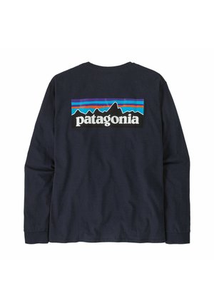 T-shirt a maniche lunghe di colore blu navy con una grafica colorata di montagne e il testo "patagonia" sul retro. Realizzato in morbido tessuto di cotone.