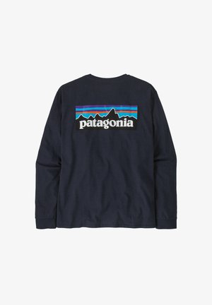 T-shirt a maniche lunghe di colore blu navy con una grafica colorata di montagne e il testo "patagonia" sul retro. Realizzato in morbido tessuto di cotone.