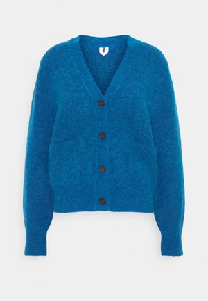 Cardigan en laine bleu avec un col en V, des manches longues et cinq boutons marron sur le devant. Il dispose de deux poches avant et d'une texture douce.