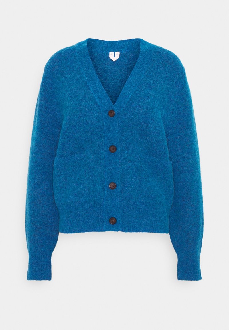 Cardigan en laine bleu avec un col en V, des manches longues et cinq boutons marron sur le devant. Il dispose de deux poches avant et d'une texture douce.