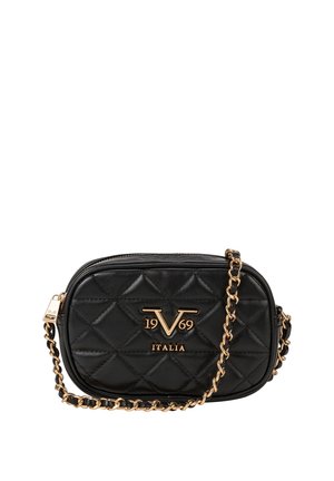 Zwart gewatteerde ovale crossbodytas met gouden kettingriem en gouden "19V69 Italia" logo aan de voorkant.