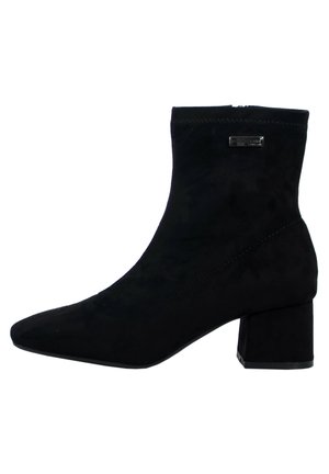 Bottine noire en daim, dotée d'un bout pointu, d'un talon bloc et d'un design minimaliste avec un petit accent métallique.