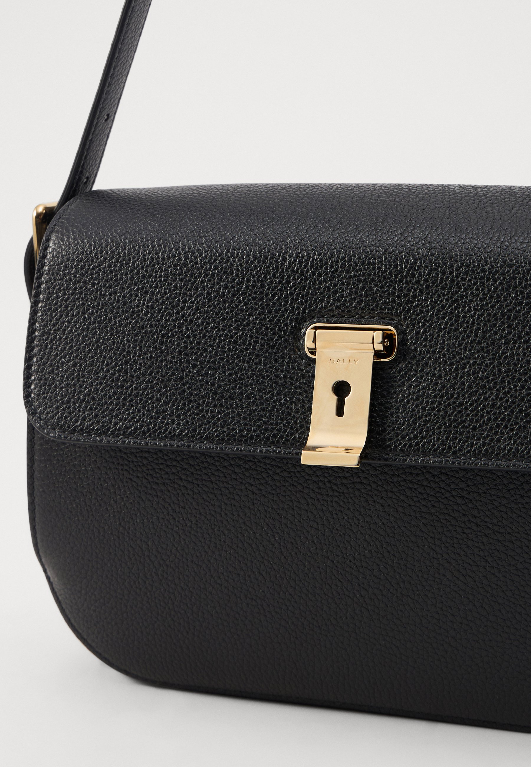 BALLY ミニポシェット　ブラックゴールド Vintage Bally Quilted Lambskin Gold Chain Bag – Folklore