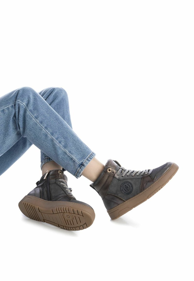 Carmela Botines con plataforma - grey