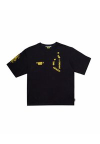 T-shirt nera in cotone con maniche corte, con testo e grafiche gialle, tra cui "È UN SOGNO? È REALTÀ?" e un anno.