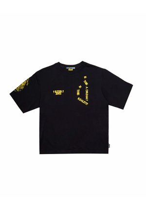 T-shirt nera in cotone con maniche corte, con testo e grafiche gialle, tra cui "È UN SOGNO? È REALTÀ?" e un anno.