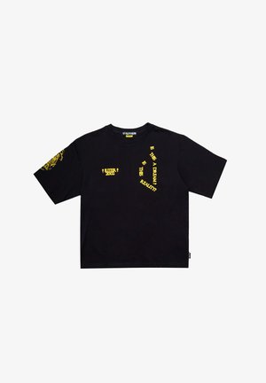 T-shirt nera in cotone con maniche corte, con testo e grafiche gialle, tra cui "È UN SOGNO? È REALTÀ?" e un anno.