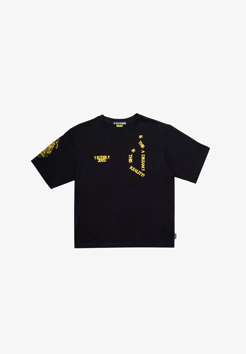 T-shirt nera in cotone con maniche corte, con testo e grafiche gialle, tra cui "È UN SOGNO? È REALTÀ?" e un anno.