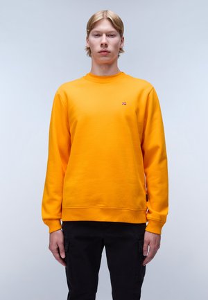 Heldere gele sweatshirt met lange mouwen, ronde hals en geribbelde manchetten. Klein embleem op de linkerborst. Gladde textuur.
