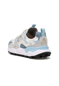 Sneaker grigio chiaro e blu con materiale in suede e mesh, suola testurizzata, colletto imbottito e dettaglio del logo prominente sul tallone.