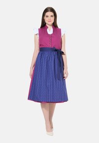 Vestido con un top rosa ajustado y mangas blancas con volantes, combinado con una falda azul plisada con un patrón sutil y un cinturón azul a juego.