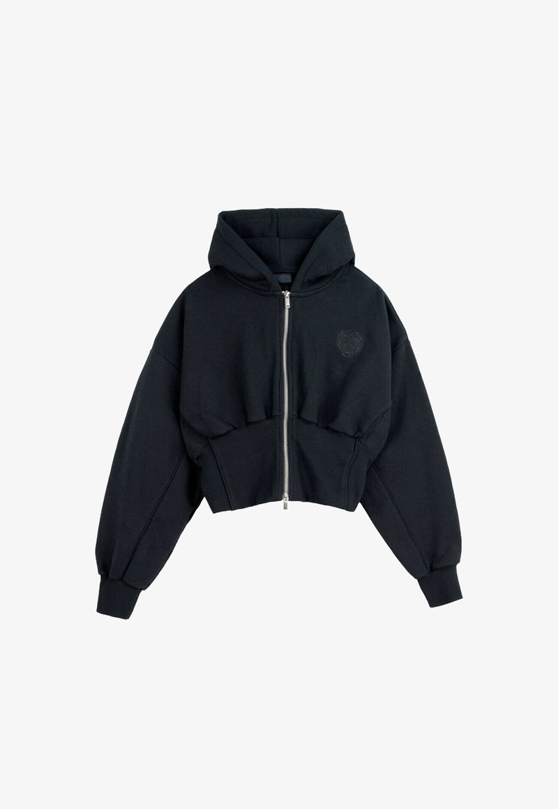 Skórzana bluza z kapturem w kolorze czarnym, wykonana z miękkiego materiału, z przednim zamkiem błyskawicznym, ściągaczami przy mankietach oraz subtelnym haftem na piersi.