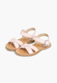 Roze leren sandalen met gekruiste bandjes, verstelbare enkelgesp en een bruine zool. Gladde textuur, open ontwerp voor ademend vermogen.