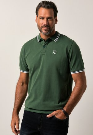Groene poloshirt van katoen met een klassieke kraag, voorzien van witte accenten op de kraag en mouwen, en een klein logo op de borst.