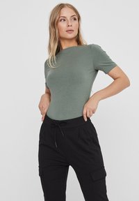 Vero Moda - VMPANDA - Basic T-shirt - laurel wreath Thumbnail Image 1