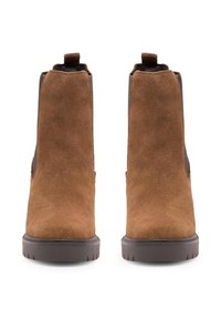 Hnedé nubukové členkové topánky s hladkým povrchom, elastickými bočnými panelmi a zaoblenou špičkou. Majú pevnú hnedú gumovú podrážku.