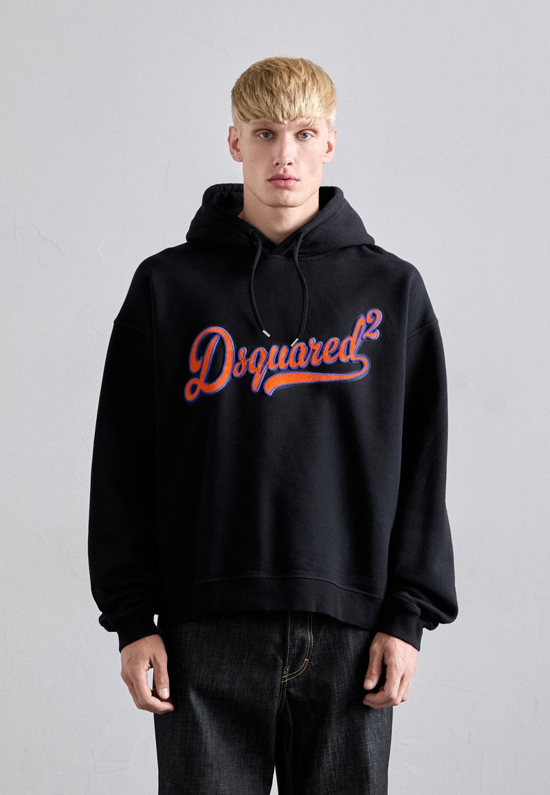 Schwarzer Kapuzenpullover mit lockerer Passform, ausgestattet mit einem roten und blauen "Dsquared²"-Logo auf der Vorderseite. Entworfen mit einer Kapuze mit Kordelzug und gerippten Bündchen.