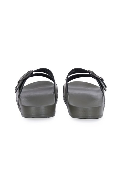 Sandales noires à enfiler avec des semelles larges et des sangles réglables avec boucles, vues de dos sur un fond blanc.