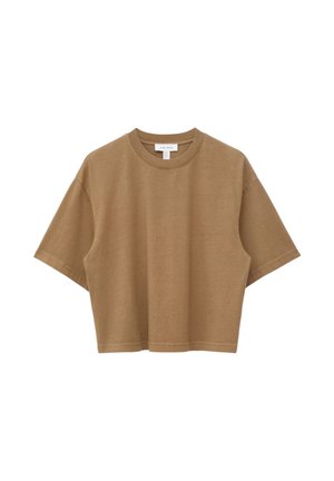 Ruda trumpomis rankovėmis trumpa marškinėlių su apvalia iškirpte, paprastas dizainas, pateikta ant balto fono.