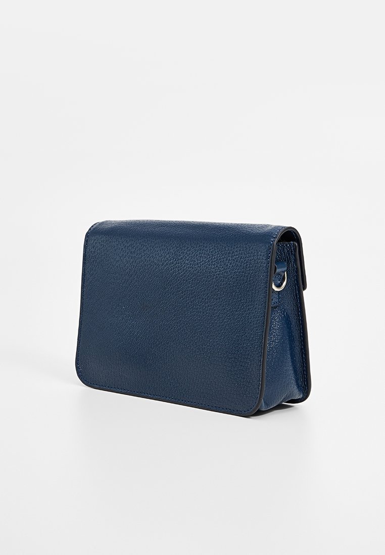 Blaues Lederetui mit strukturierter Oberfläche, rechteckiger Form und Klappenverschluss. Verfügt über eine seitliche Schlaufe zum Anbringen von Zubehör.