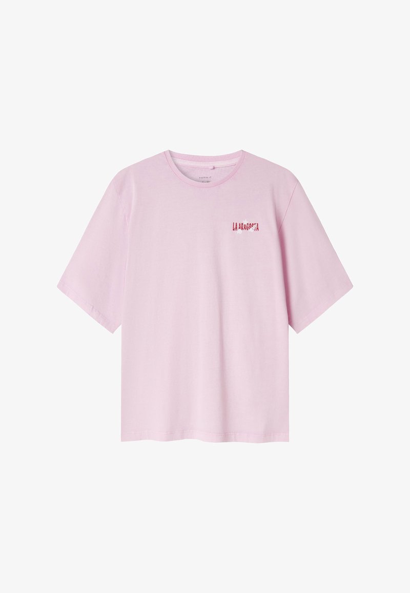 Różowa koszulka z krótkim rękawem z miękkiej bawełny z okrągłym dekoltem, z napisem "LA BARGA" w czerwonym kolorze na górnej lewej stronie.