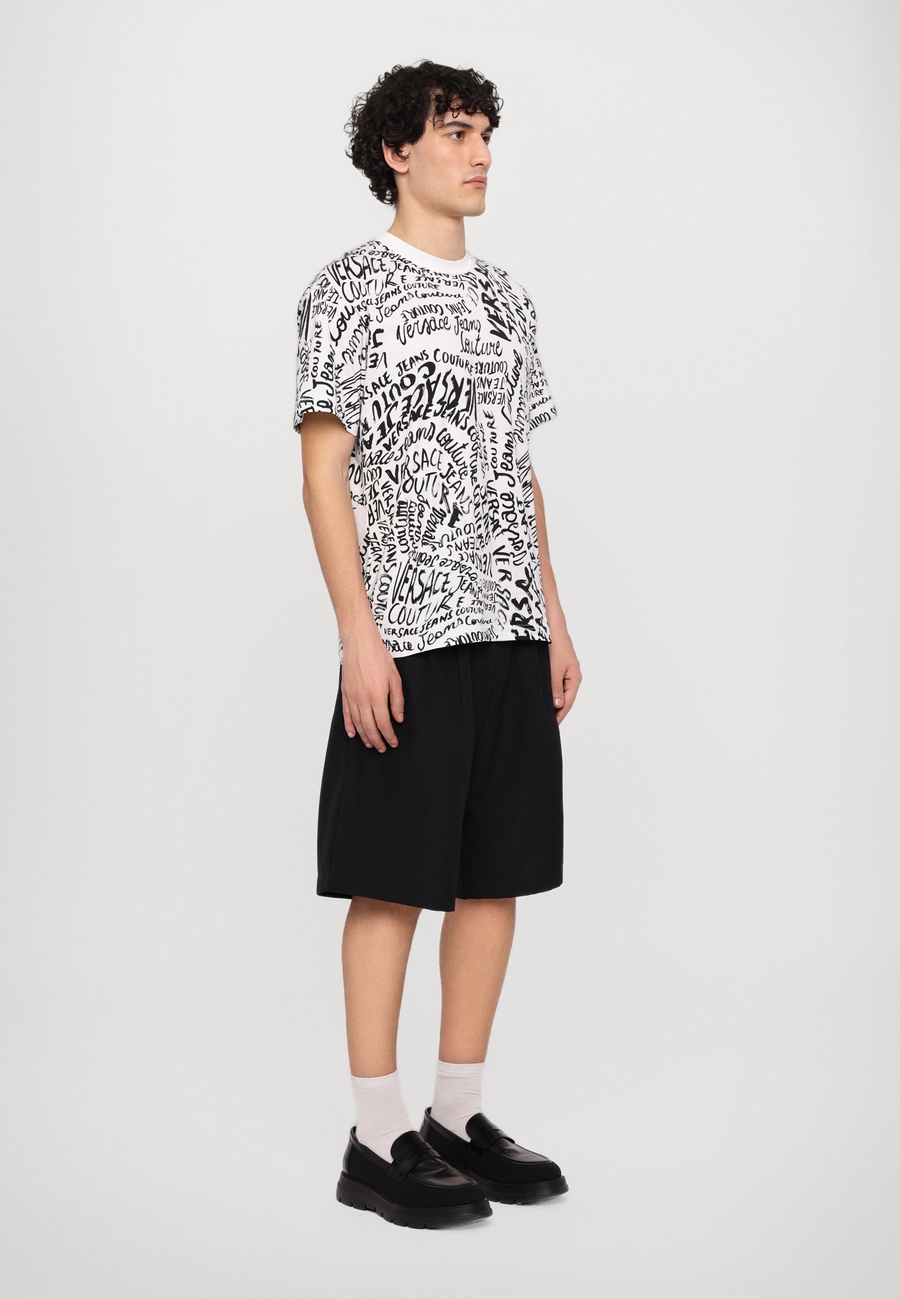 【関税&送料込】Versace Jeans Couture Logomania Print T-Shir Versace Jeans Couture logo-print Organic Cotton T-shirt