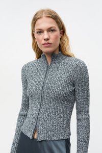 Cardigan gri cu fermoar, cu nervuri, mâneci lungi, țesătură tricotată texturată și croială ușor scurtată, cu guler înalt și detaliu subtil cu fante.