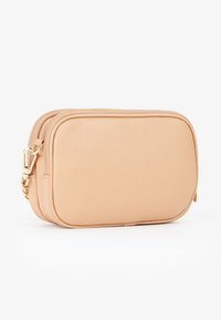 Borsa a mano rettangolare in pelle beige con una texture liscia, due scomparti con zip e un accento in metallo dorato.